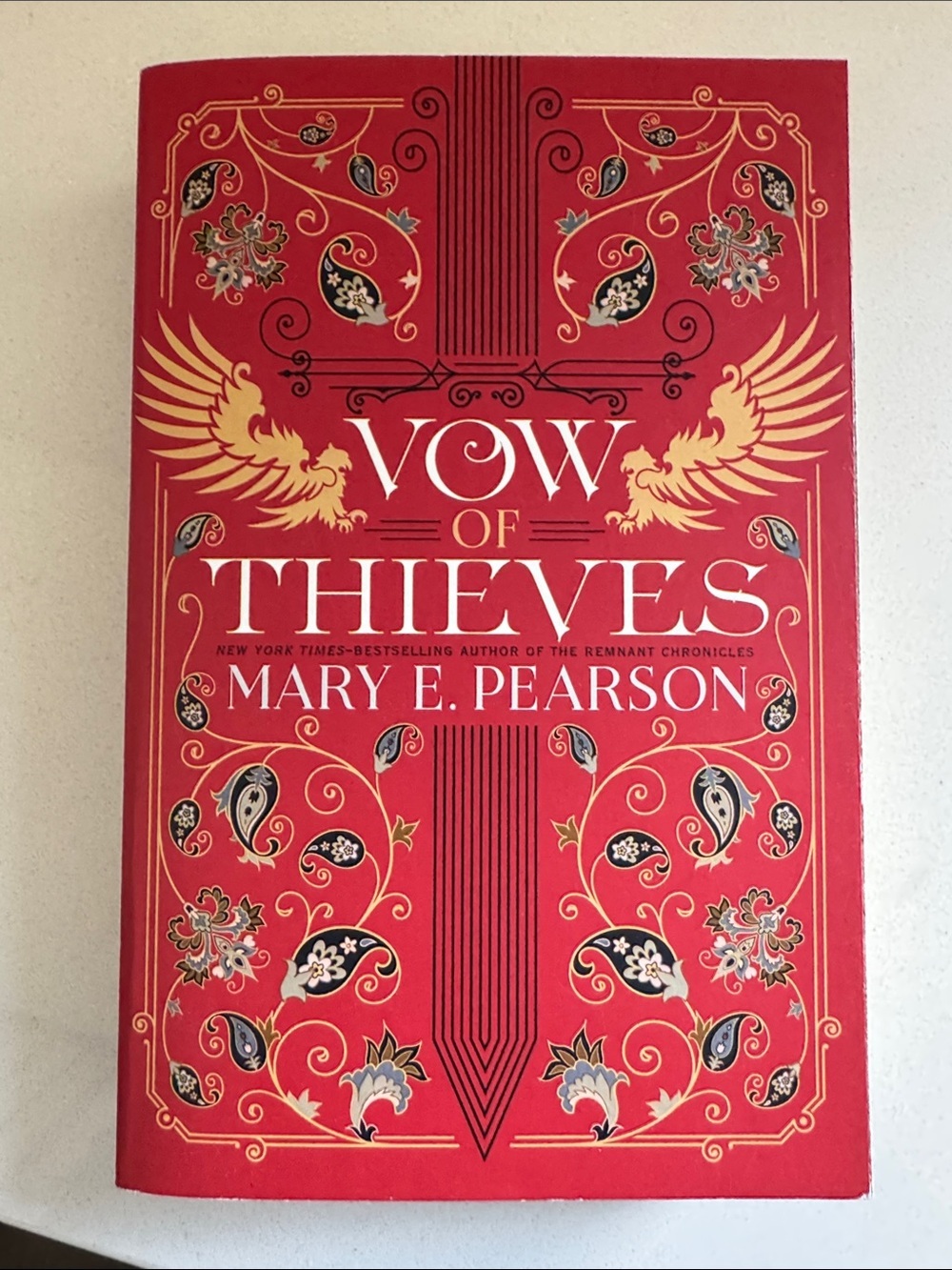 Vow of Thieves Mary E. Pearson softcover book author of « the remnant chronicles